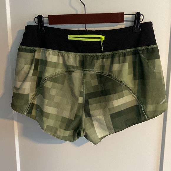 Lulu Split Second Speed Short Desert Olive Camo Black - Picture 12 of 16
